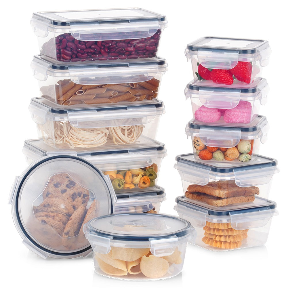 Pilas de recipientes transparentes con alimentos como frijoles, pasta, frutas y galletas.