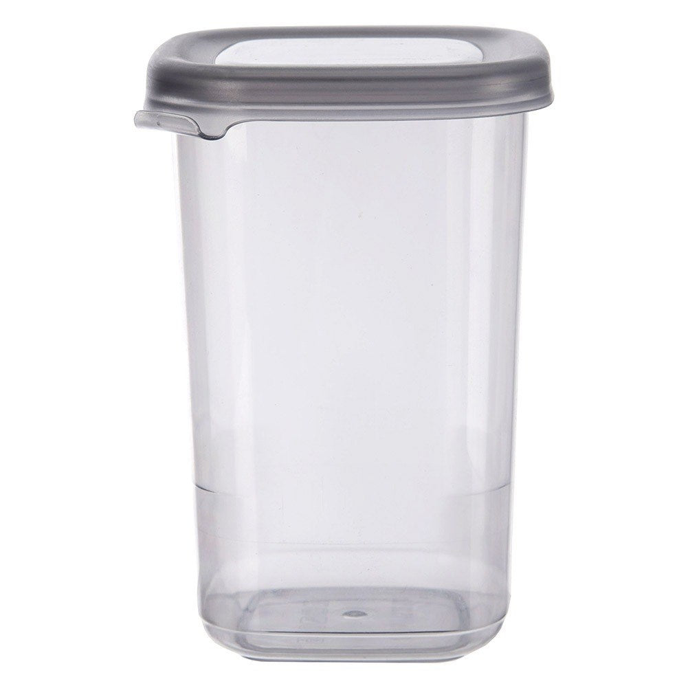 Un recipiente de plástico transparente con tapa gris sobre fondo blanco.