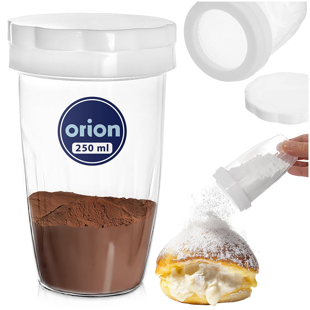 Un recipiente transparente con cacao y un espolvoreador esparciendo azúcar glas.