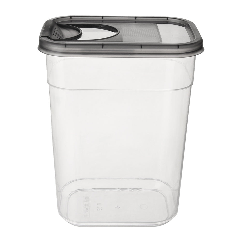 Un recipiente rectangular transparente con tapa oscura y asa.
