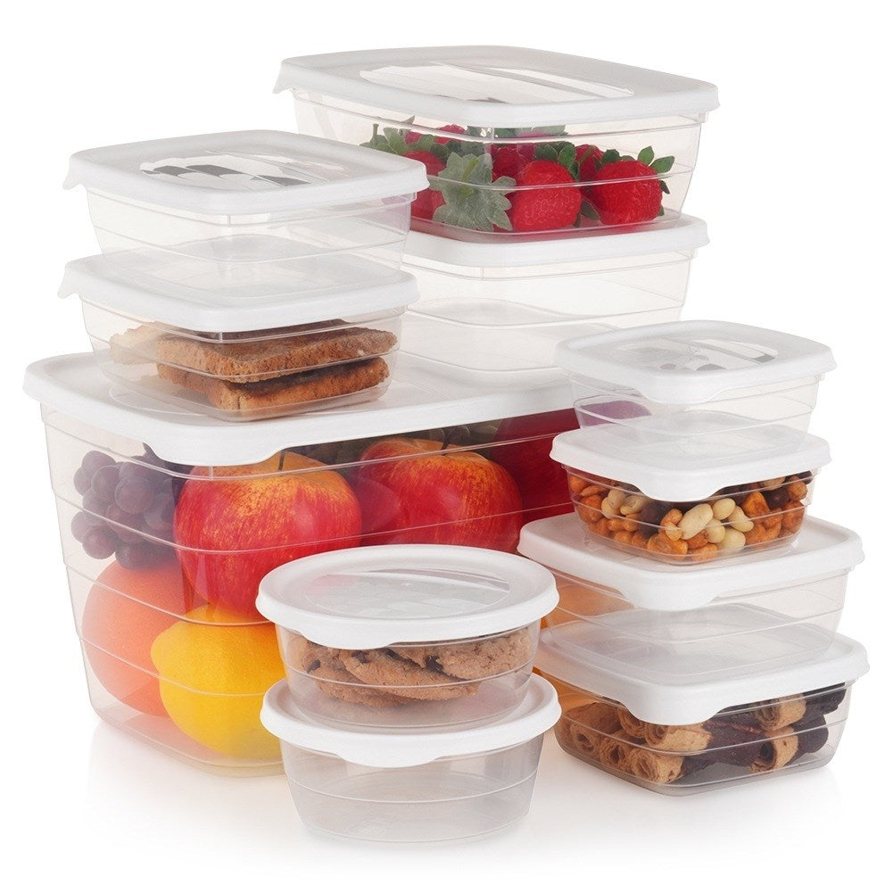 Múltiples recipientes transparentes con frutas, galletas y frutos secos.