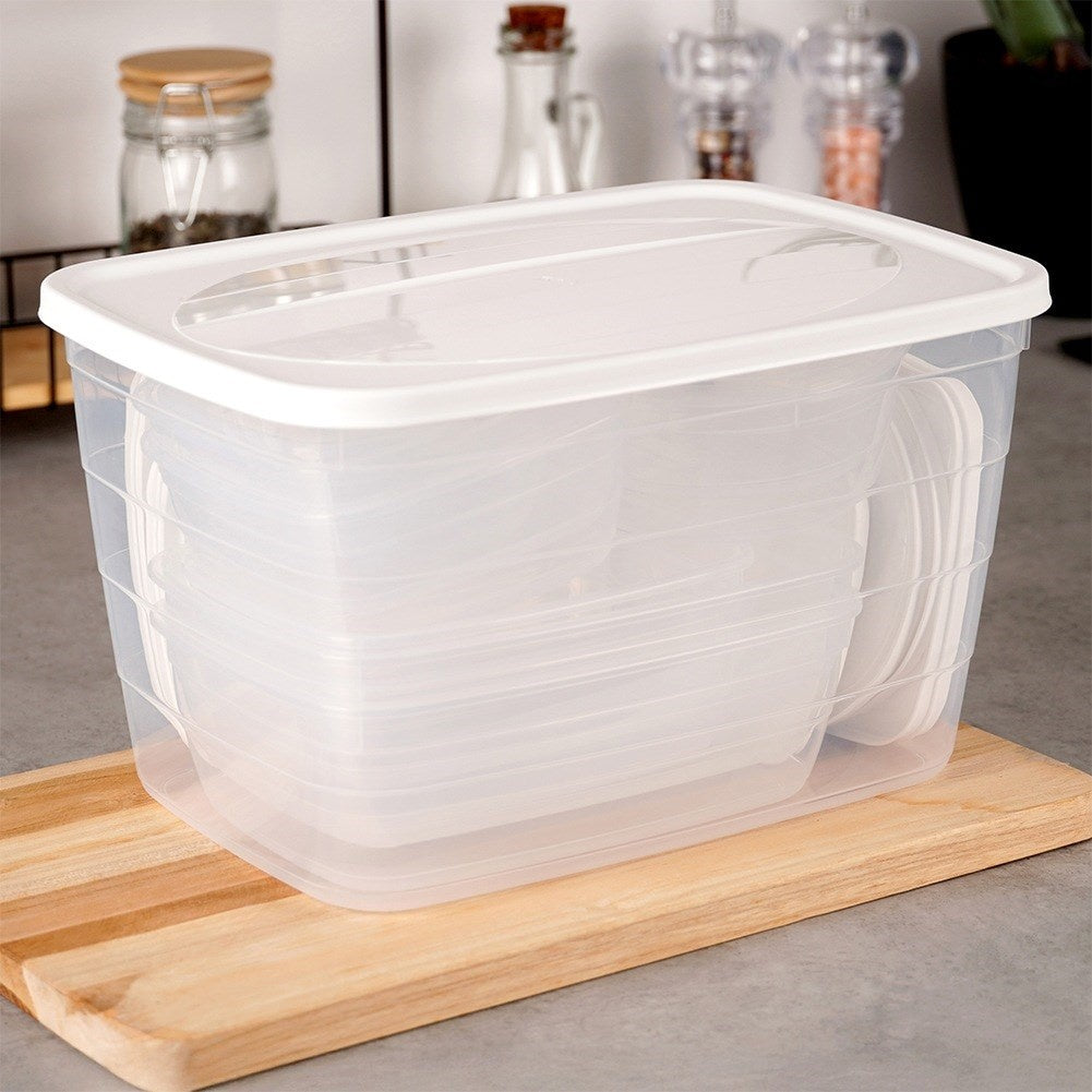 Varios recipientes de plástico transparente apilados sobre una tabla de madera.