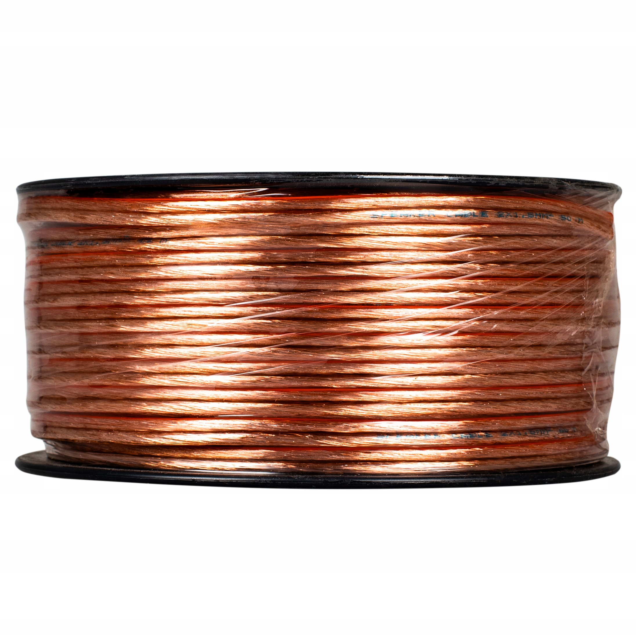 Szpula z miedzianym kablem, owinięta w folię, na białym tle.