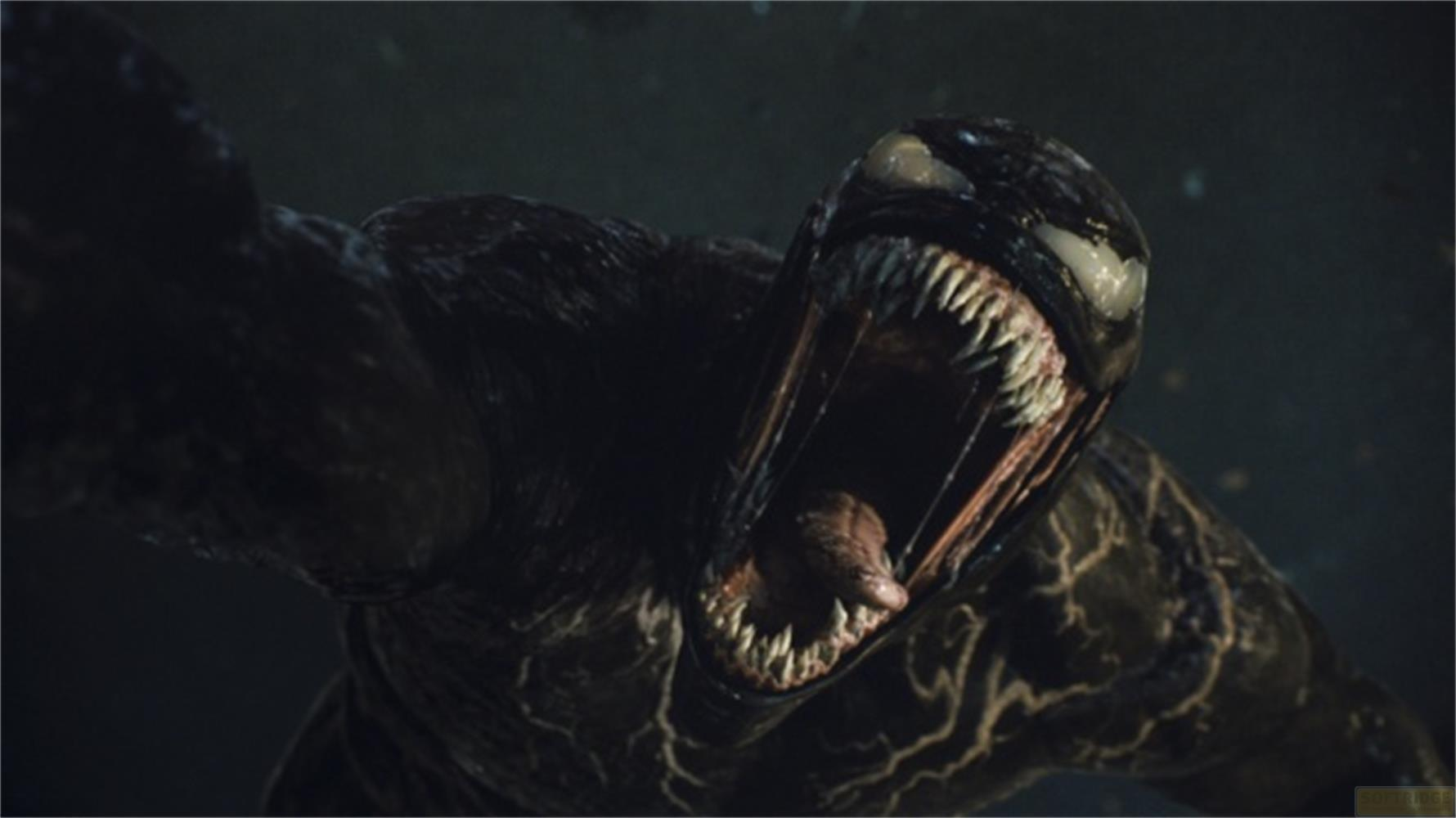 Venom con la bocca aperta, denti aguzzi, sfondo scuro.