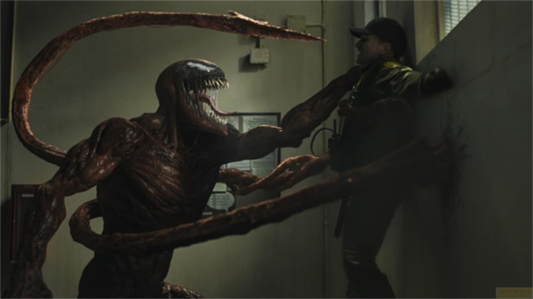 Un mostro rosso con tentacoli attacca un uomo in uniforme.