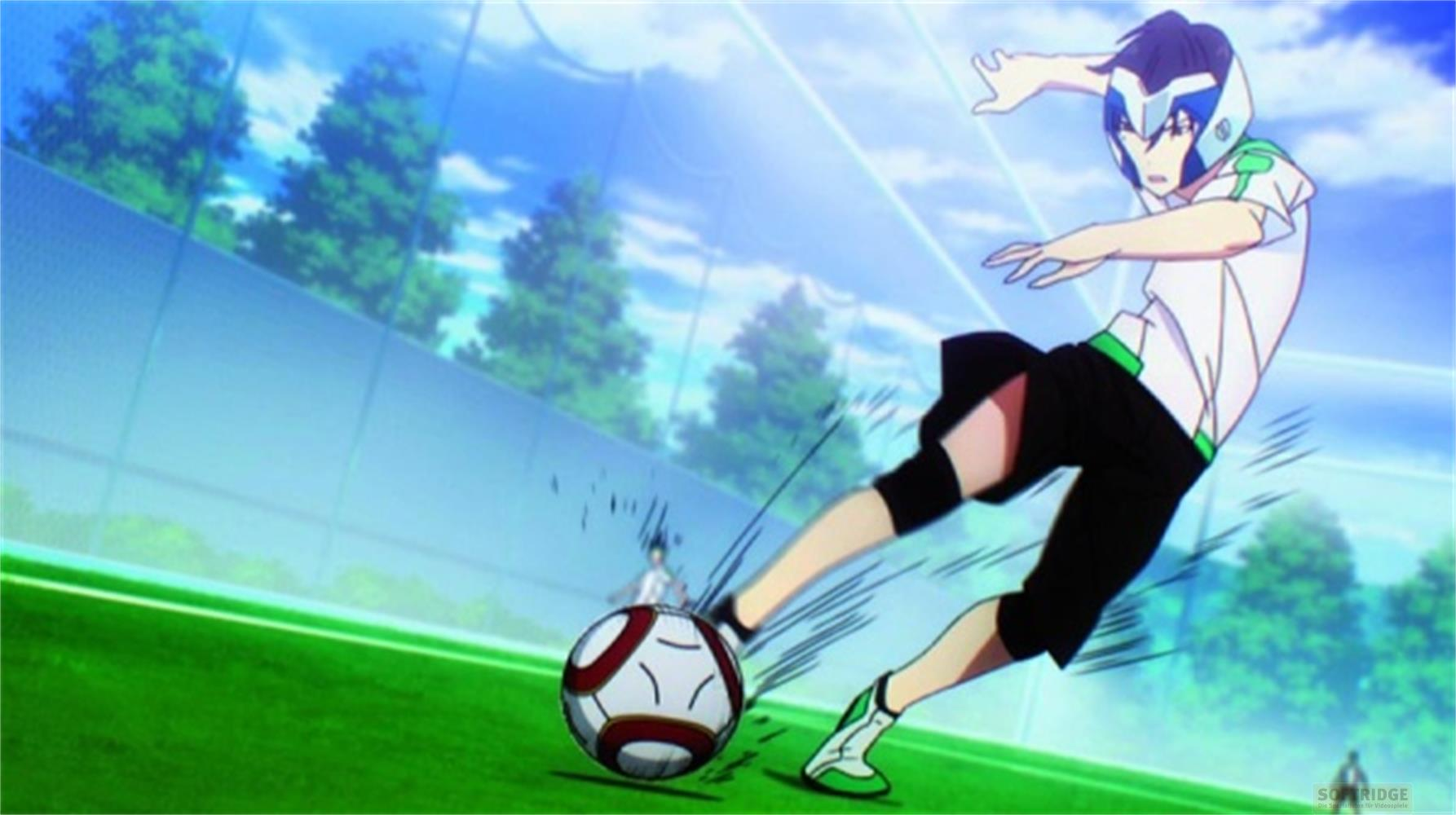 Un joueur de foot style anime, en blanc et noir, frappe un ballon sur un terrain vert.