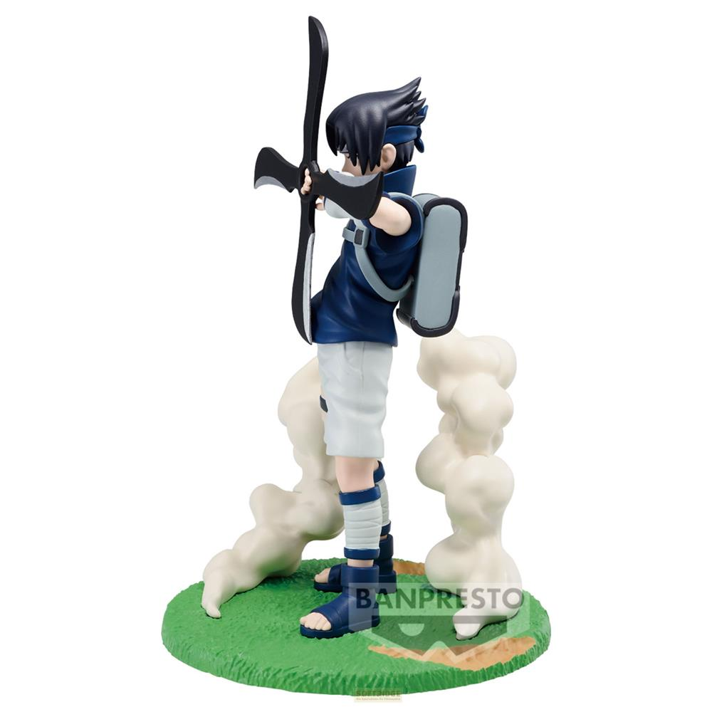 Una figura de Sasuke Uchiha con un arco, sobre una base verde con nubes de humo.