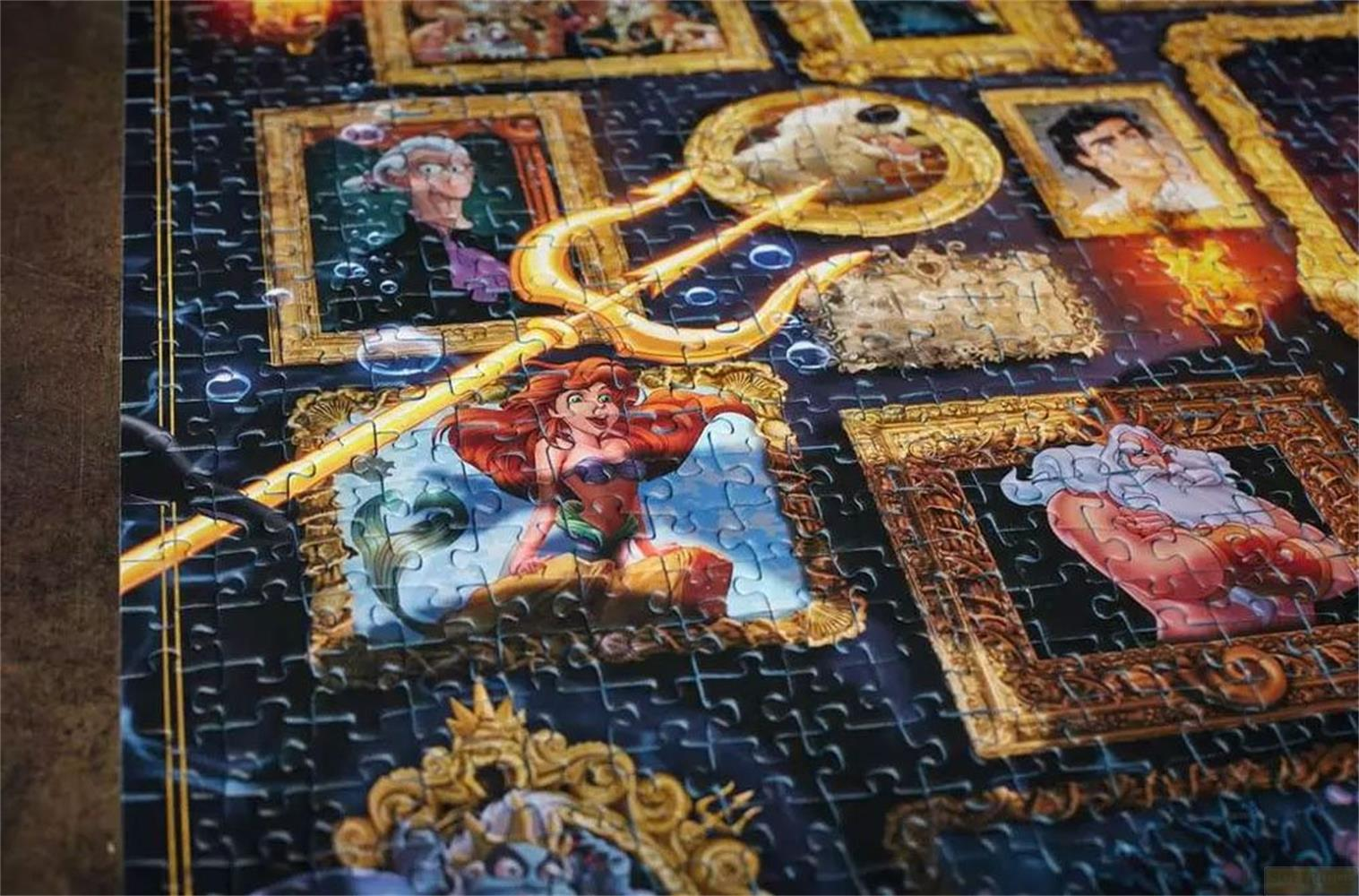 Ariel i Tryton z trójzębem na puzzlach. Złote ramki.