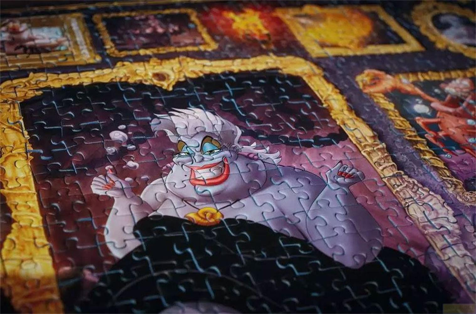 Urszula z Małej Syrenki jako puzzle, ze złotymi ramkami i bąbelkami.