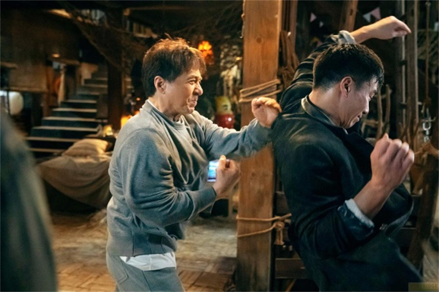 Due uomini in una scena di combattimento, uno colpisce, l'altro schiva.
