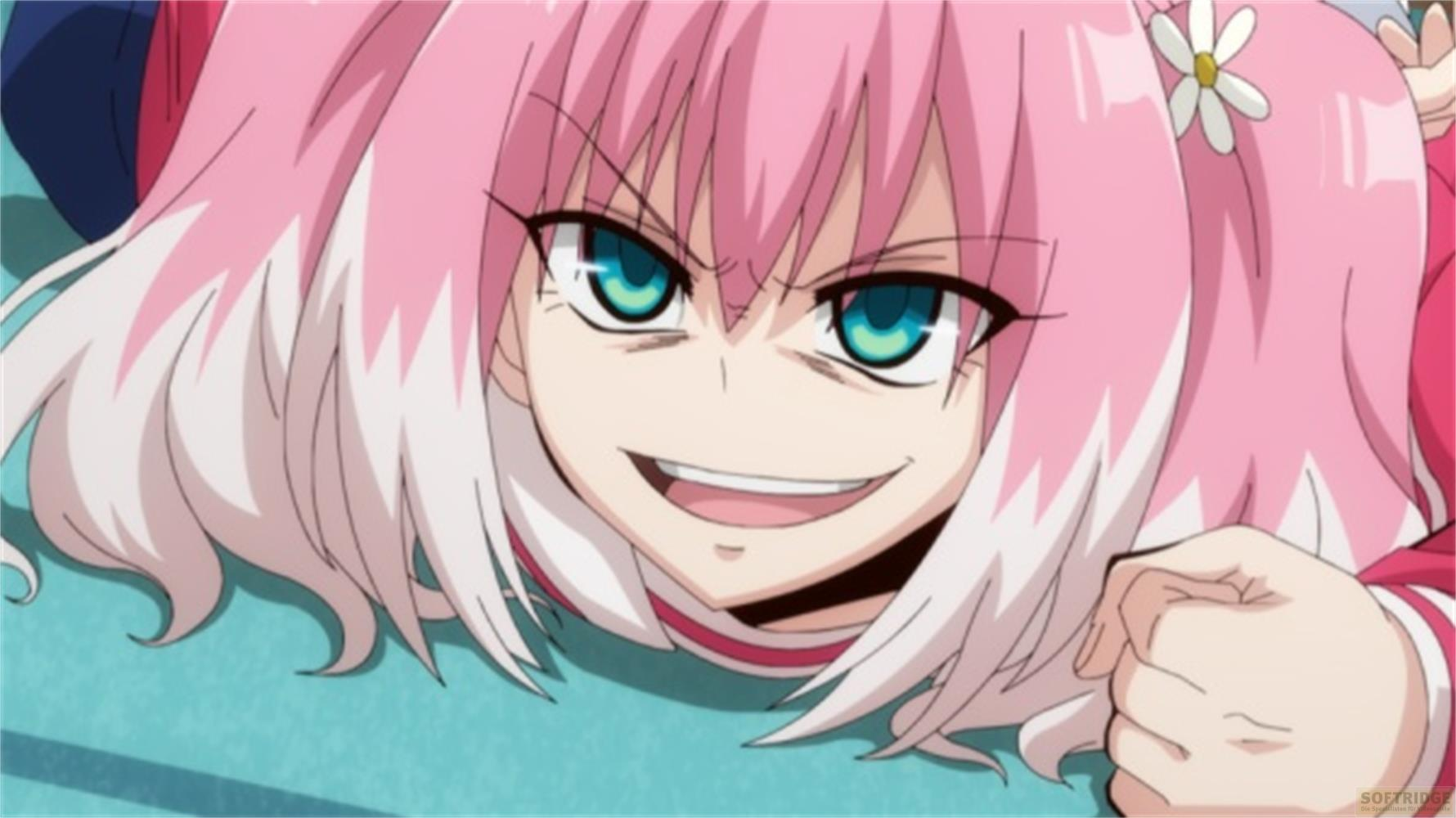 Ragazza anime con capelli rosa e occhi blu, che sorride maliziosamente.