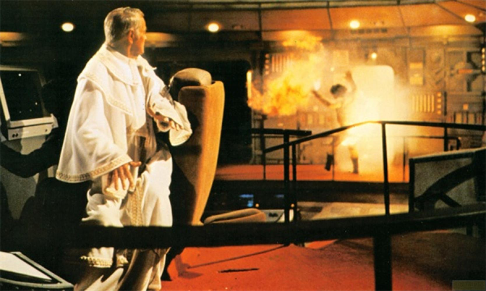 Uomo in veste bianca davanti a esplosione. Scena sci-fi.