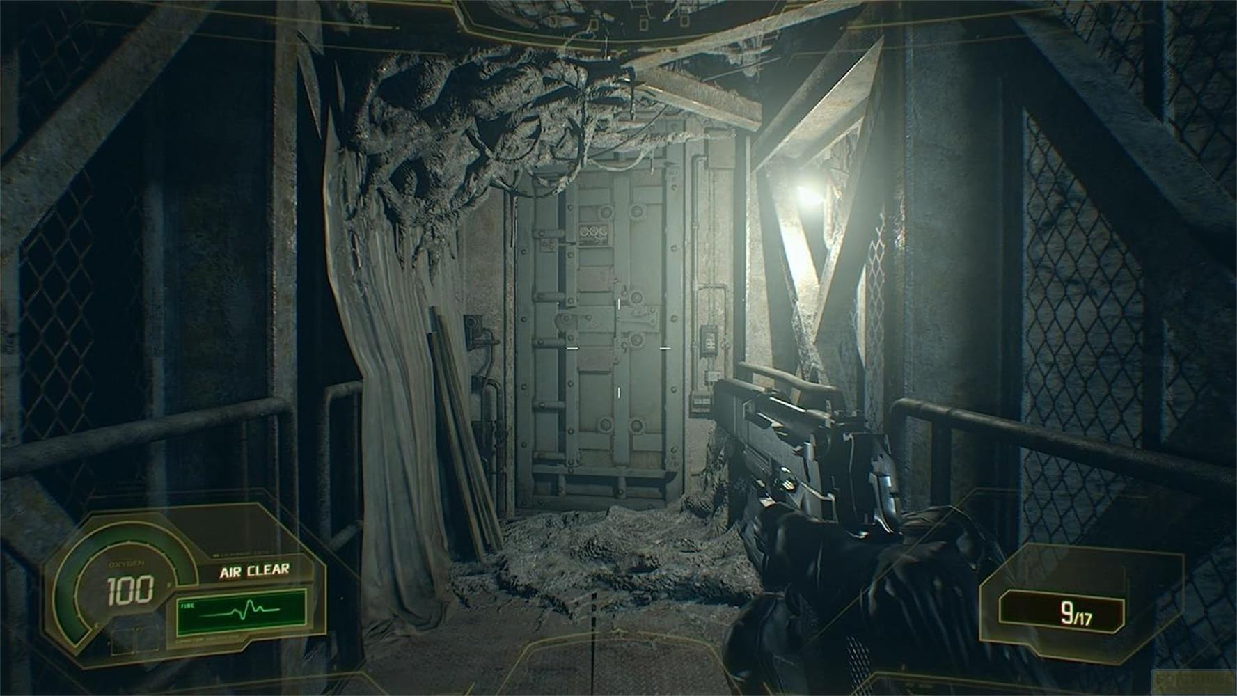 Gracz trzyma broń w ponurym korytarzu z dużymi metalowymi drzwiami.