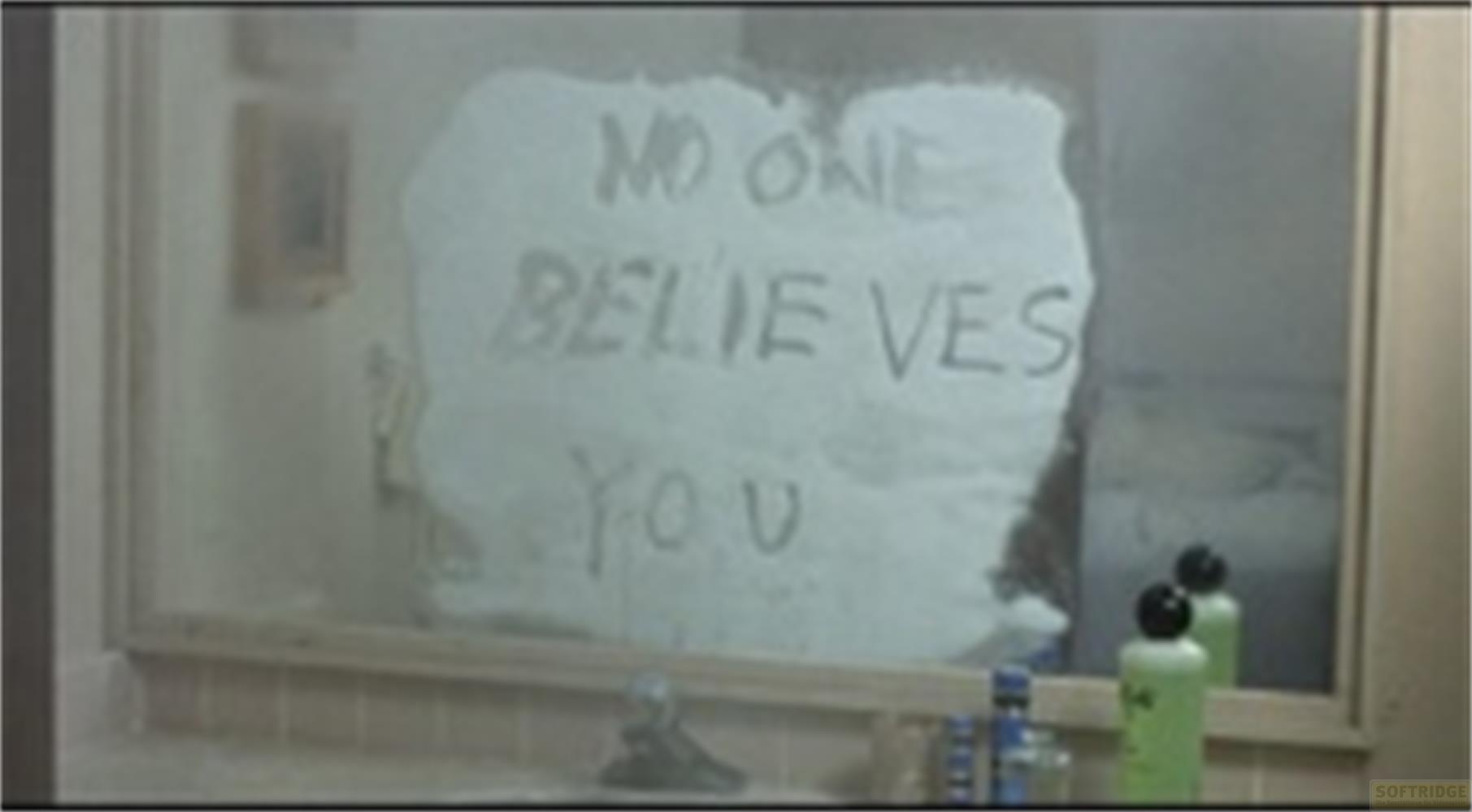 Messaggio 'NESSUNO TI CREDE' scritto su uno specchio appannato.