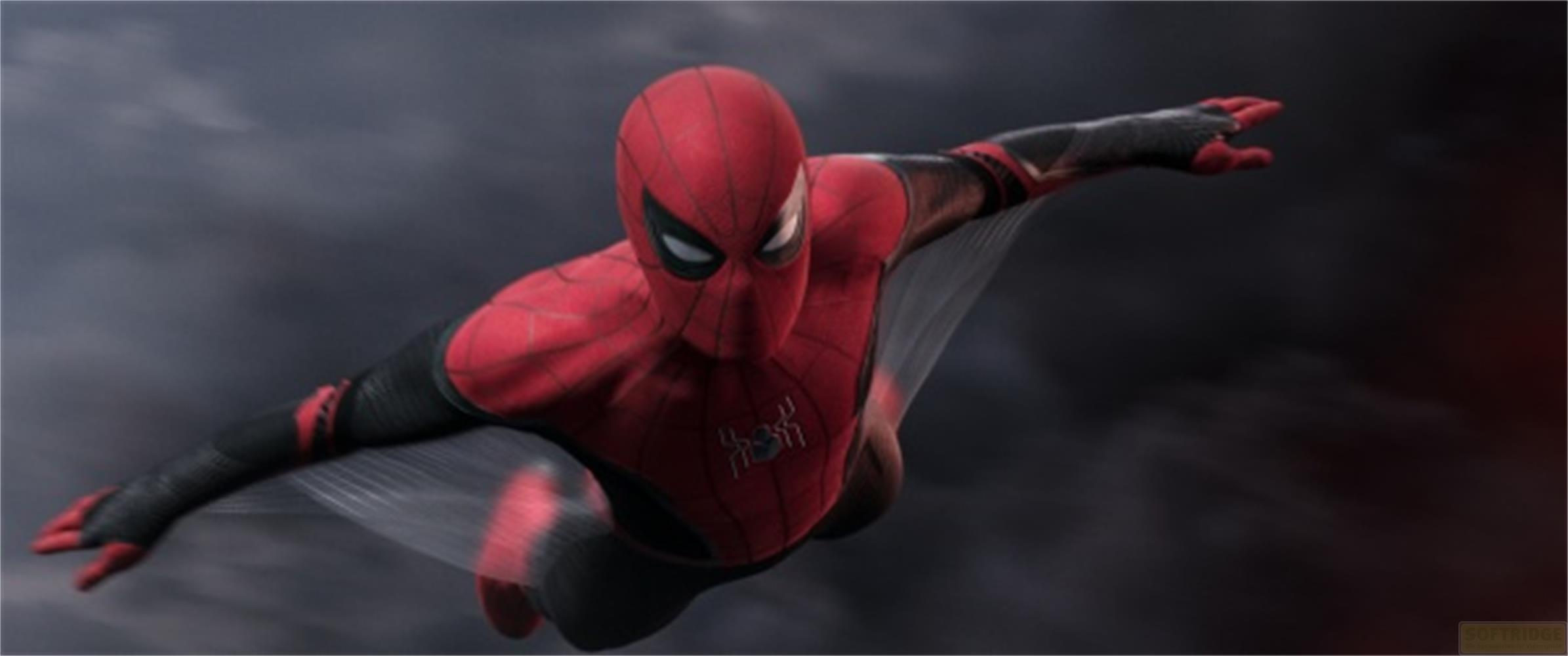 Spider-Man fliegt in seinem roten und schwarzen Anzug mit ausgebreiteten Armen vor einem dunklen Himmel.