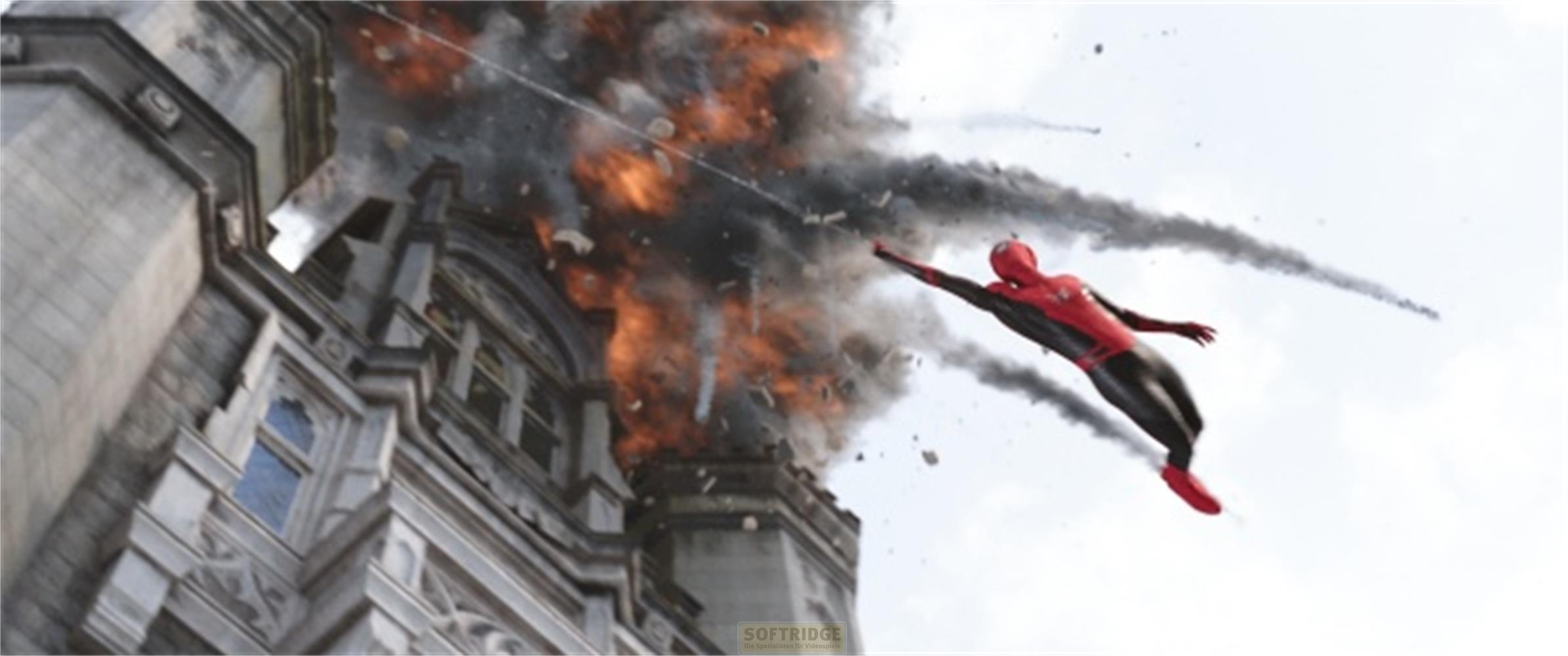 Spider-Man fliegt vor einer explodierenden Steingebäude-Kulisse.