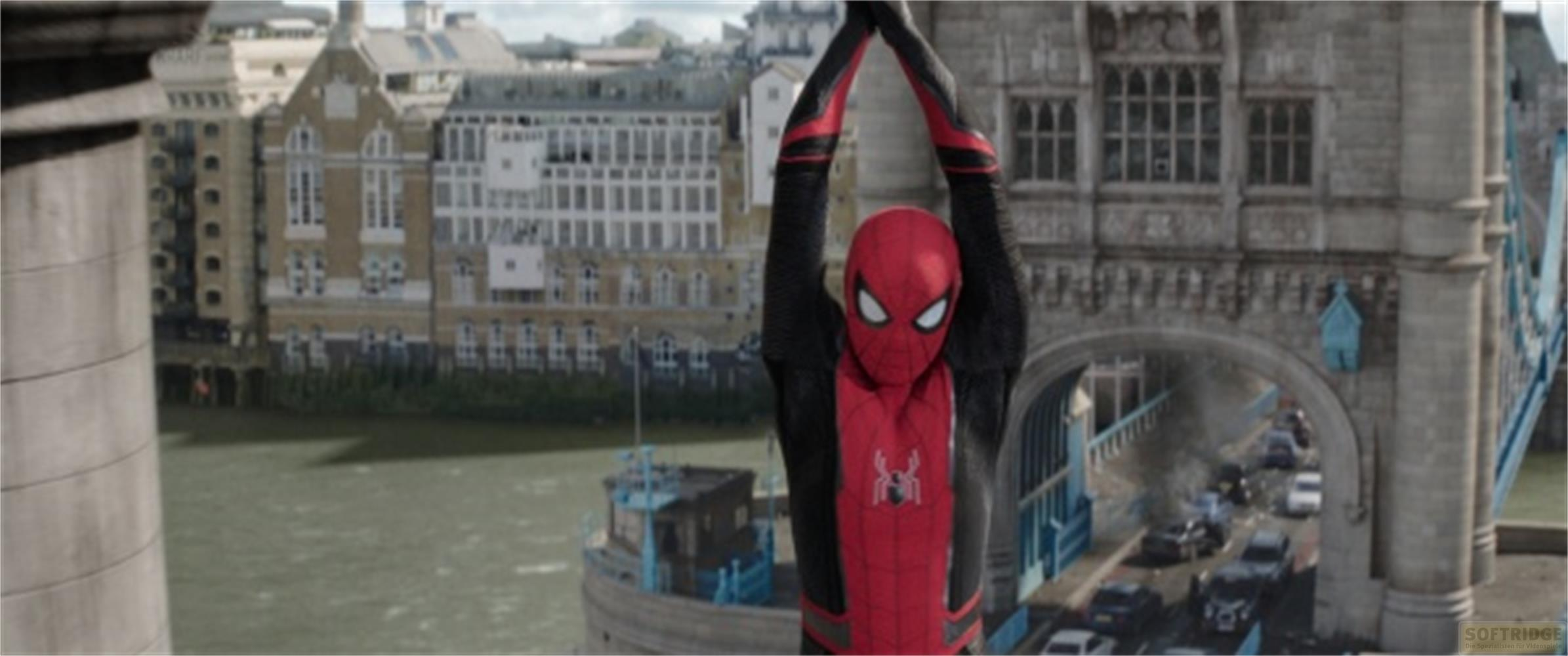 Spider-Man hängt über einer belebten Straße in London mit der Tower Bridge im Hintergrund.