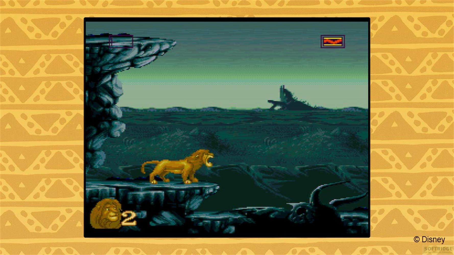 Simba se tient sur une corniche rocheuse, avec un paysage de savane sombre en arrière-plan.