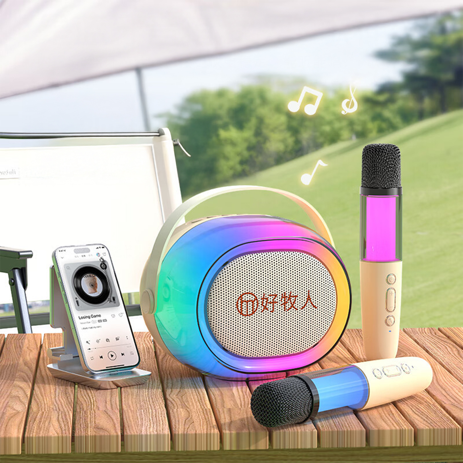 Un altoparlante colorato con due microfoni e un telefono su un tavolo di legno.