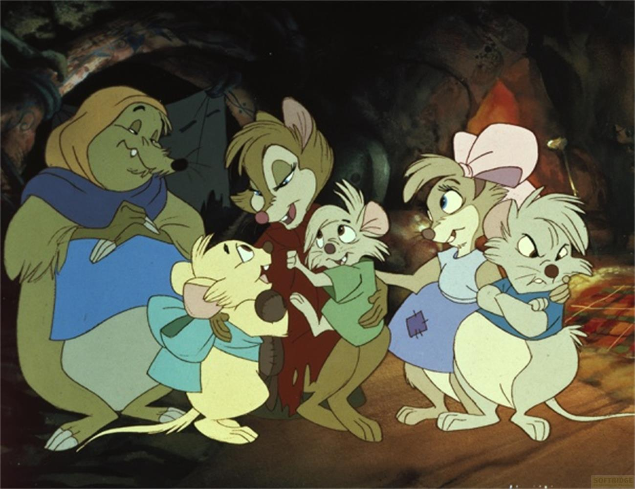 Six souris anthropomorphes dans une grotte. Une grande souris verte porte une étoffe bleue.
