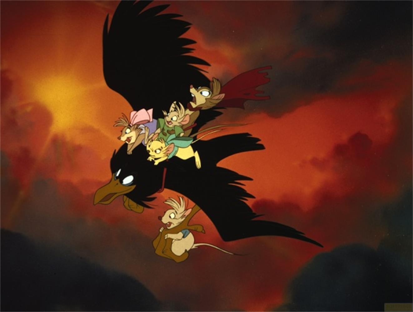 Un corbeau vole avec des souris sur son dos devant un ciel orange.