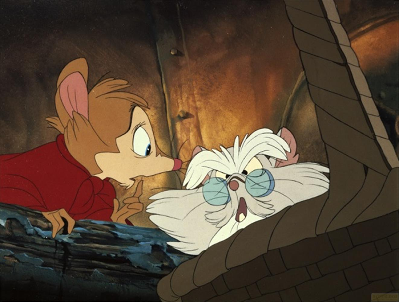 Une souris marron en chemise rouge regarde une souris blanche à lunettes.