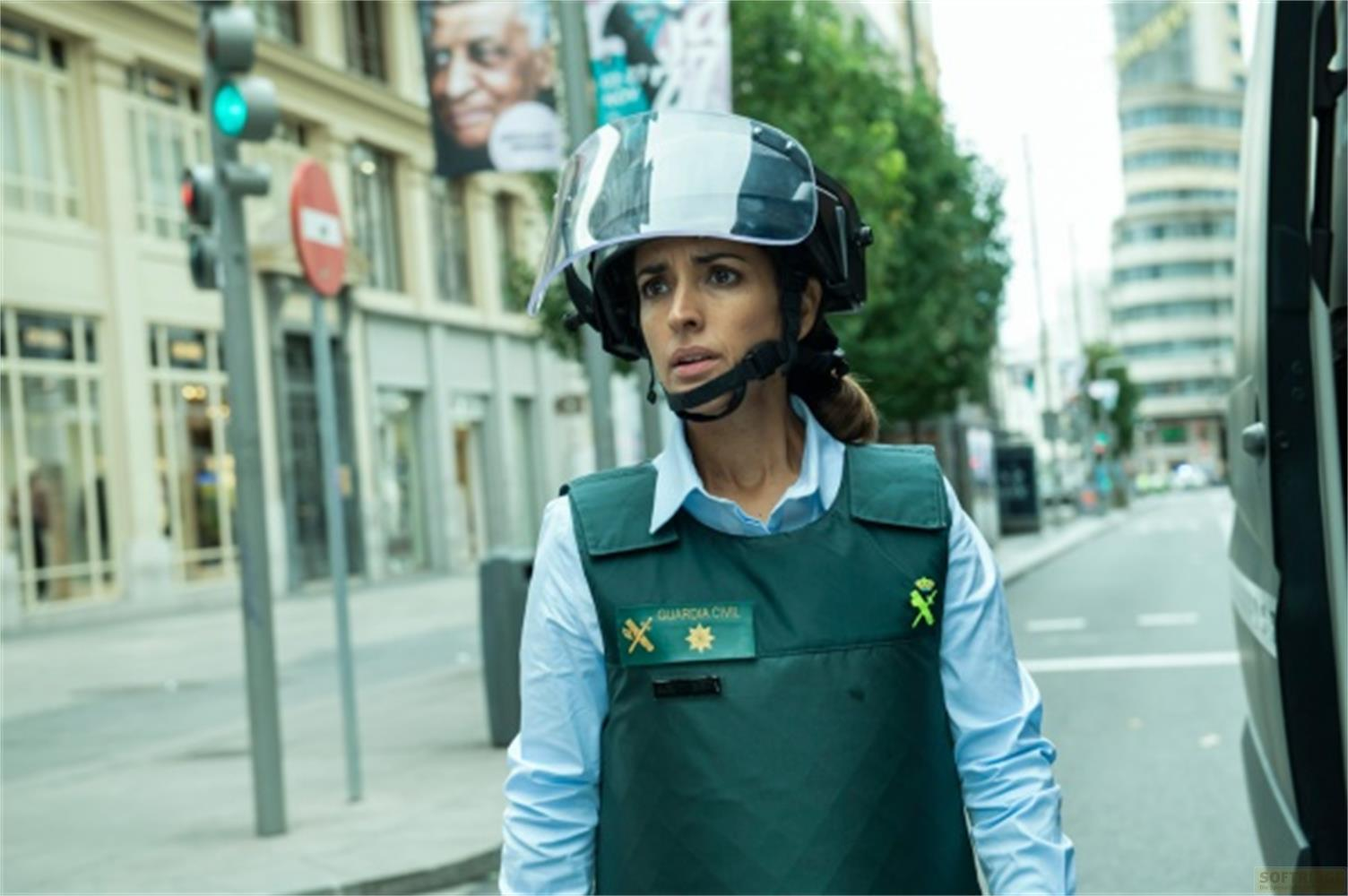 Una donna in equipaggiamento protettivo e casco in una strada cittadina.