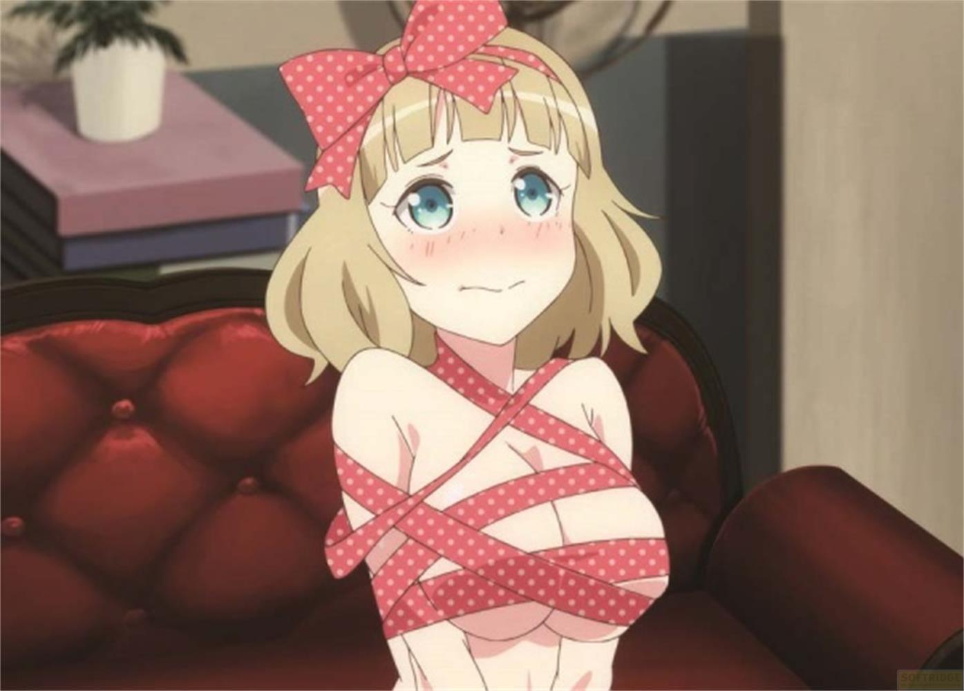 Ragazza anime con fiocco rosa e nastro avvolto su divano rosso.