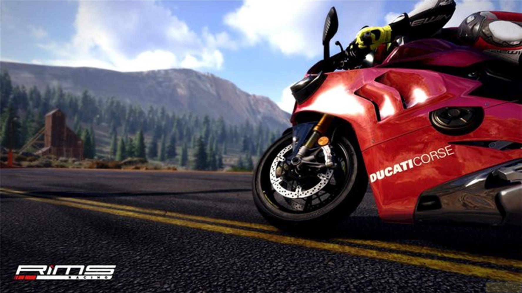 Rotes Ducati-Motorrad auf einer Straße mit Berg- und Waldkulisse.