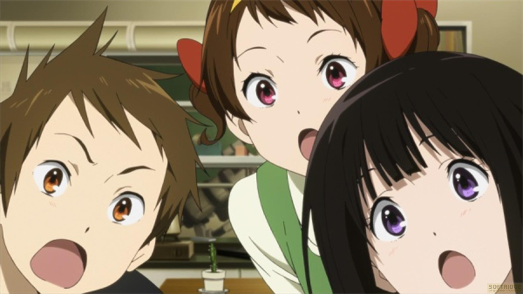 Tre personaggi anime con bocca e occhi spalancati, sorpresi.