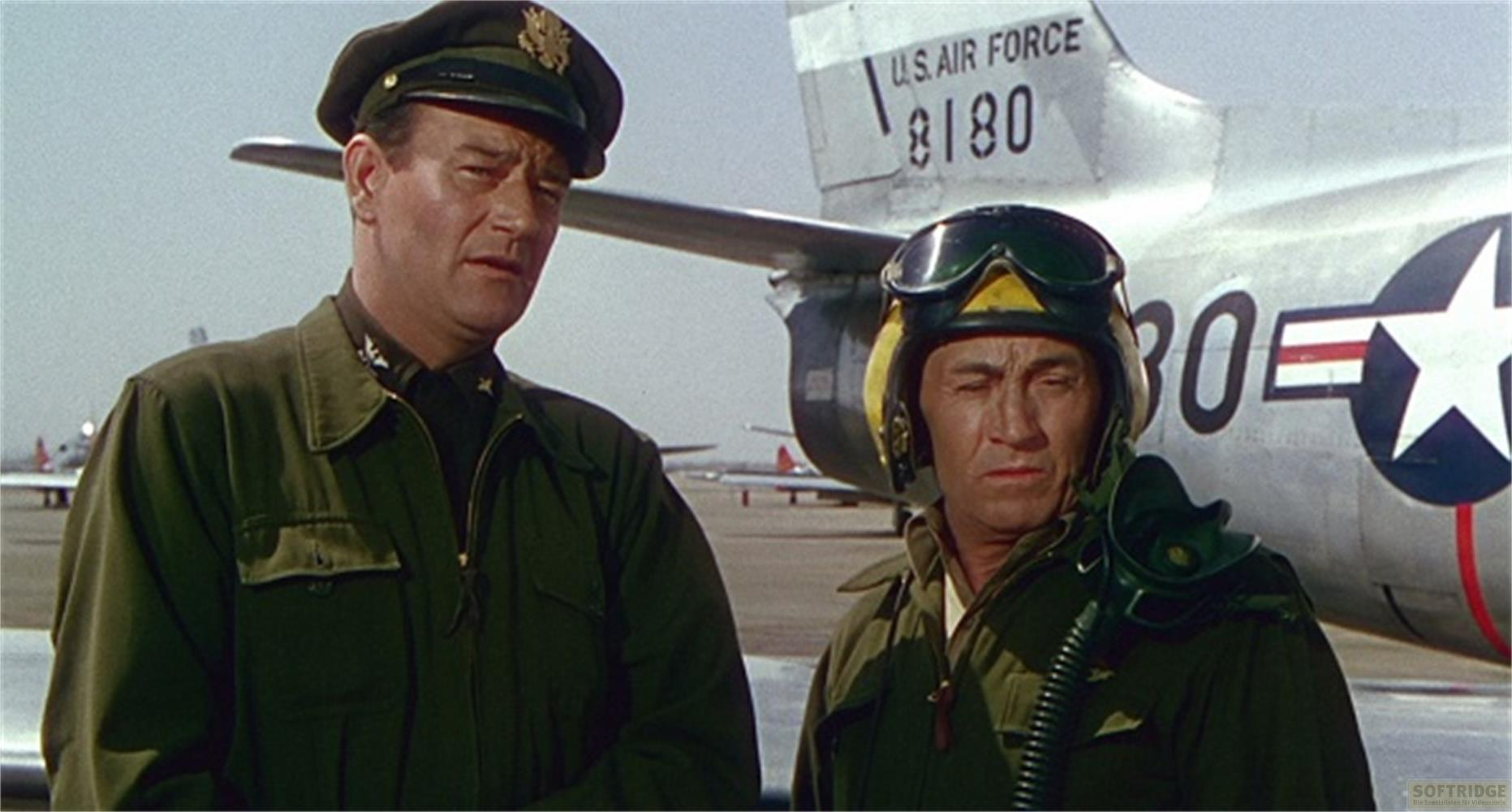 Due uomini in uniforme davanti a un jet dell'aeronautica militare USA.