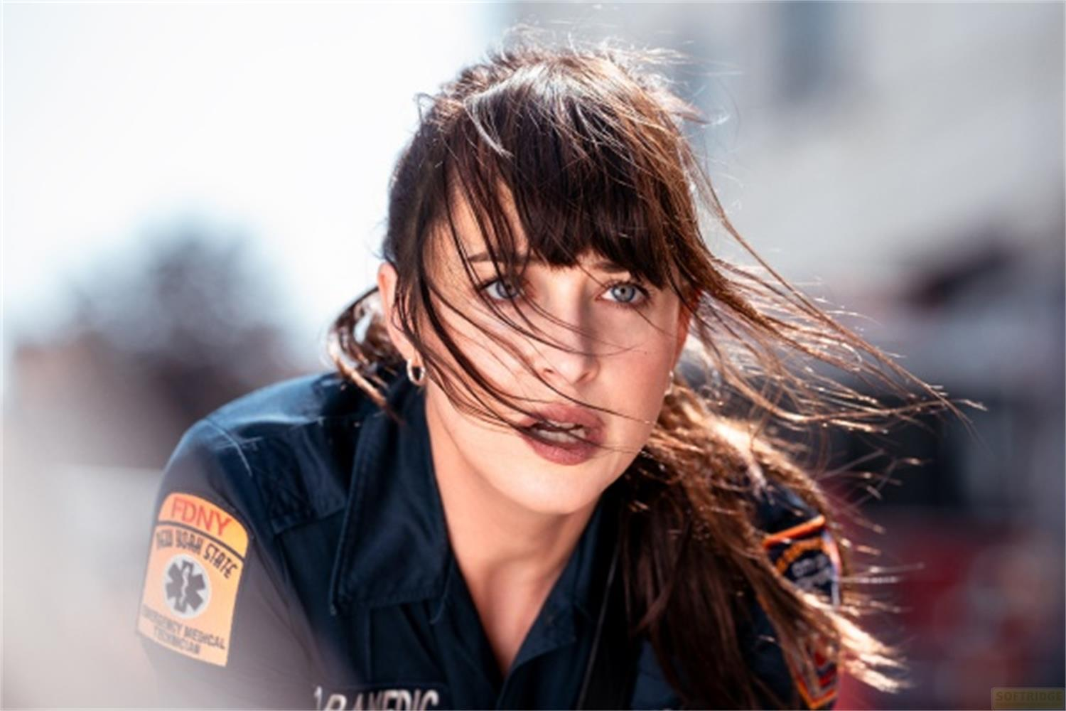 Una donna con capelli scuri e toppa FDNY indossa un'uniforme.