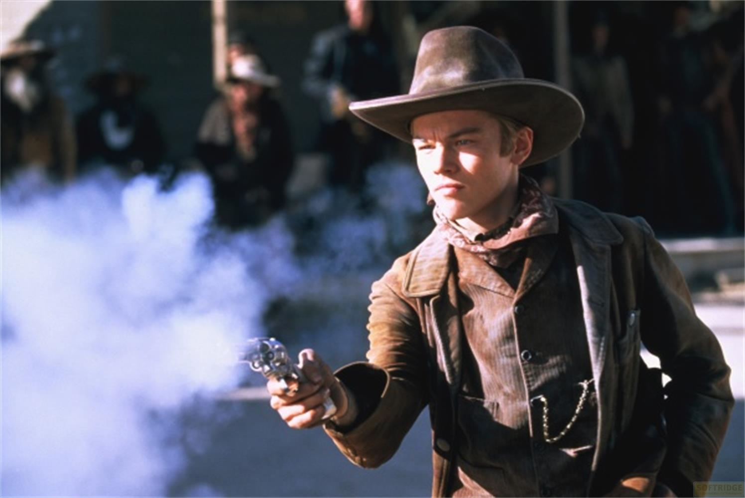 Un homme au chapeau tire un pistolet, de la fumée s'élève. Vêtements western.
