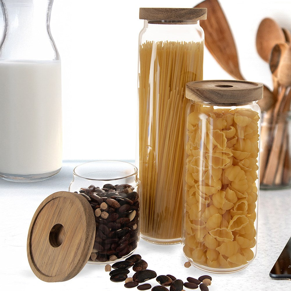 Tarros de cristal con pasta, judías y leche en una botella.