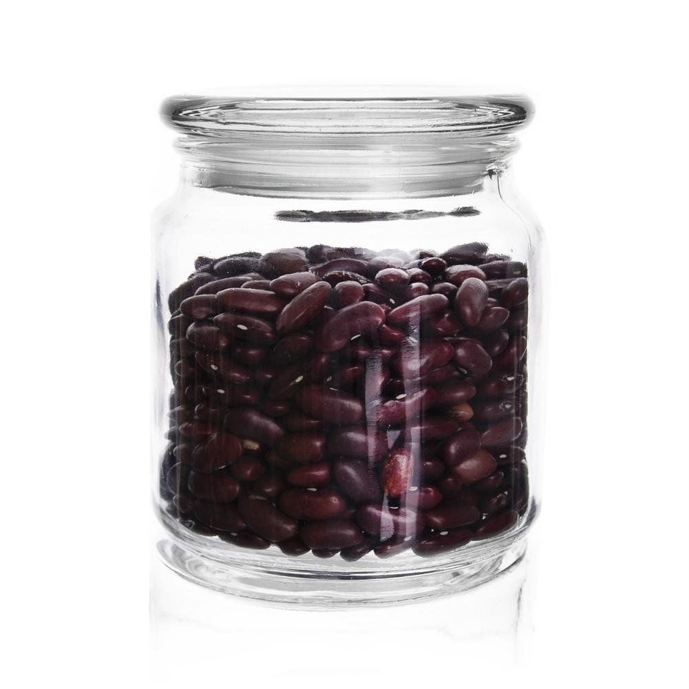 Un frasco de vidrio lleno de frijoles rojos, aislado sobre fondo blanco.