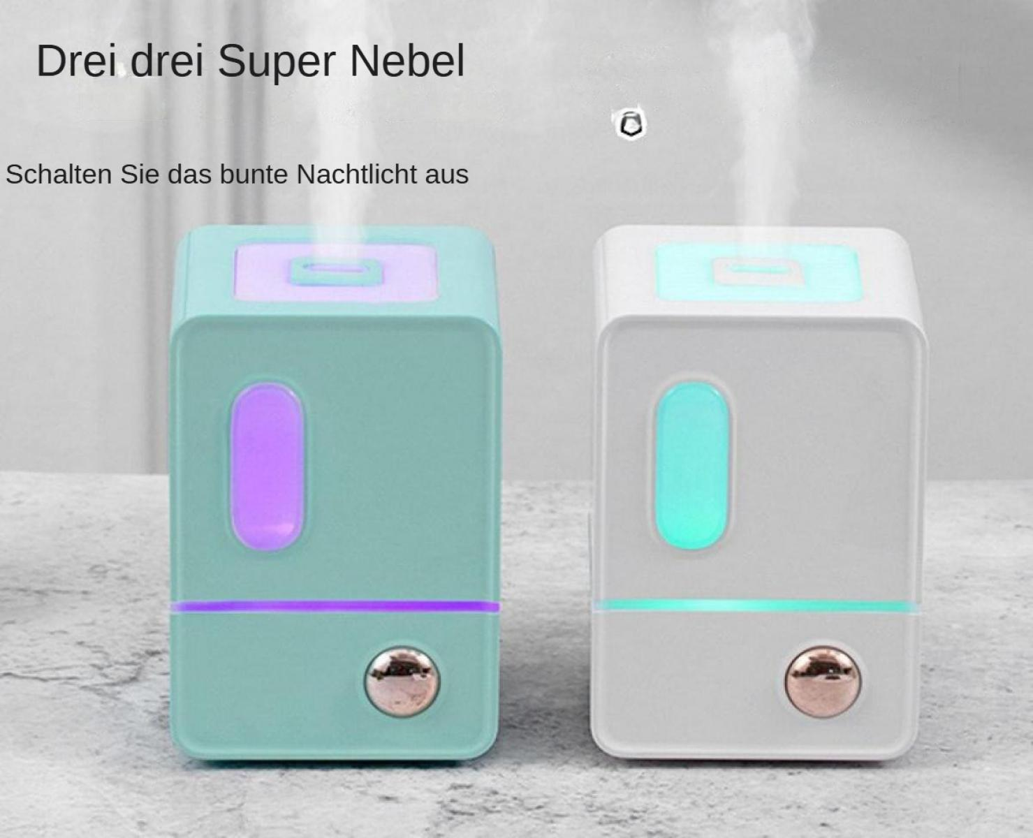 Zwei Luftbefeuchter, einer grün mit violetter Beleuchtung, einer weiß mit blauer Beleuchtung.