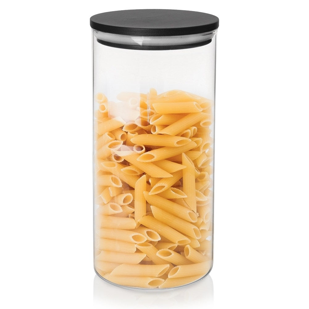 Un tarro de cristal lleno de pasta penne y tapa negra.