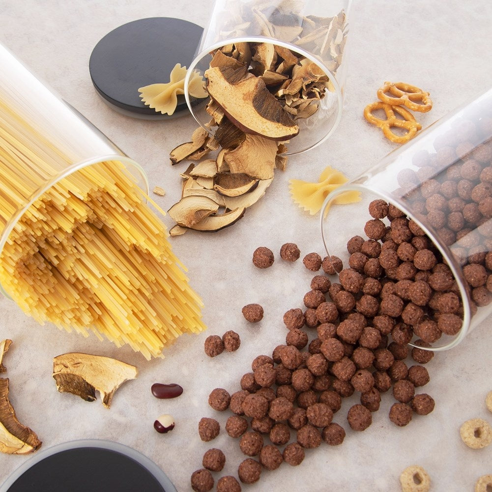 Espaguetis, champiñones secos, bolitas de chocolate y pretzels en frascos