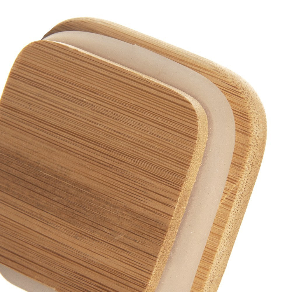 Primer plano de tres capas de madera apiladas con inserción de silicona.