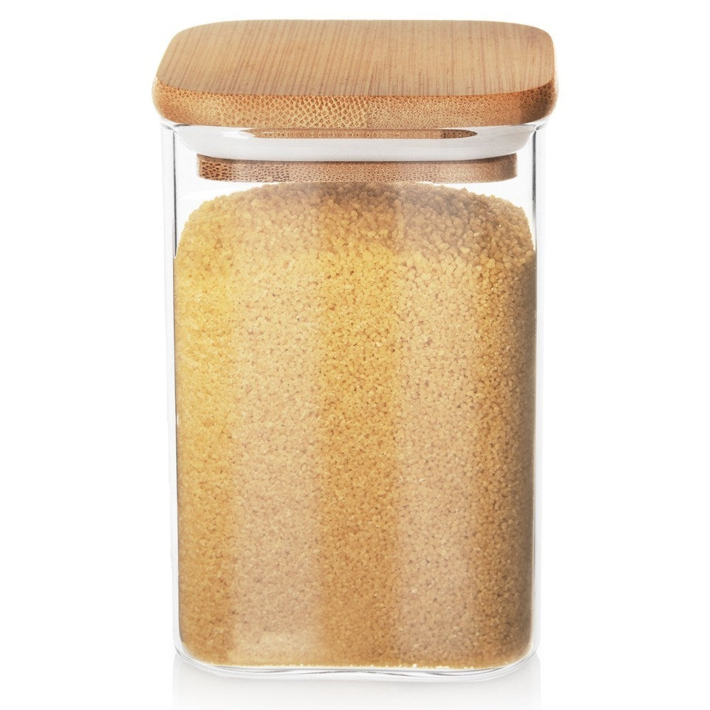 Un frasco de vidrio con tapa de madera, lleno de cuscús.