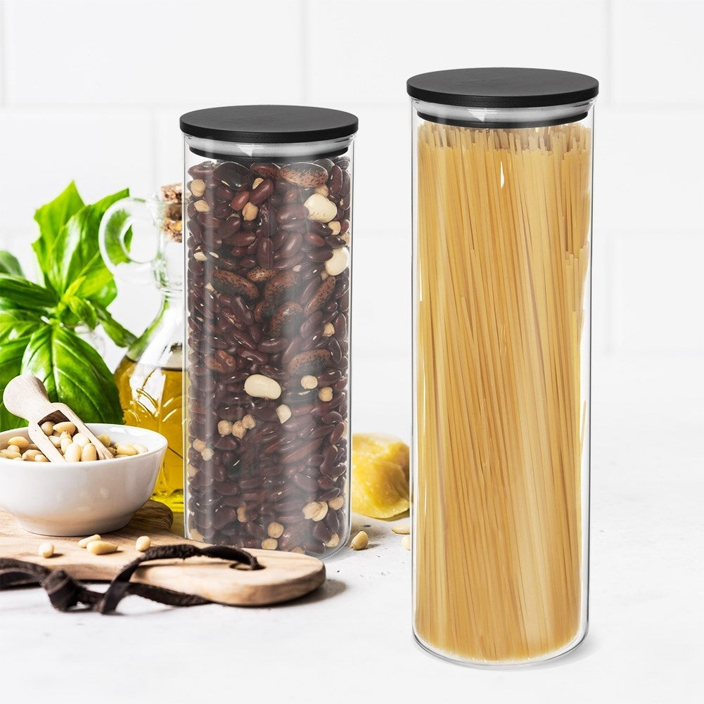 Dos frascos de vidrio transparente con tapas negras. Uno contiene frijoles rojos y garbanzos, el otro espaguetis.