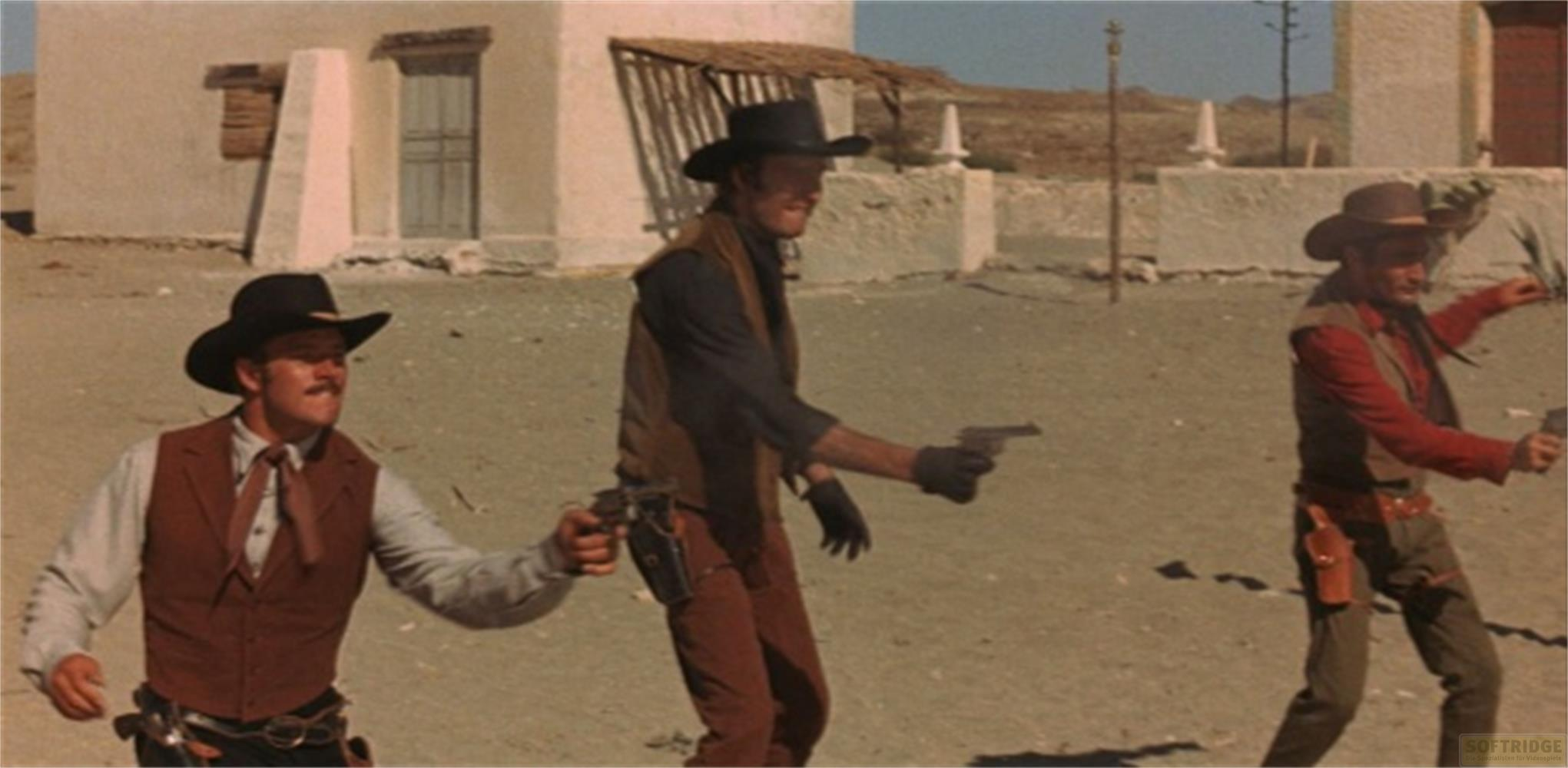 Tre cowboy in un'ambientazione western che estraggono le pistole.