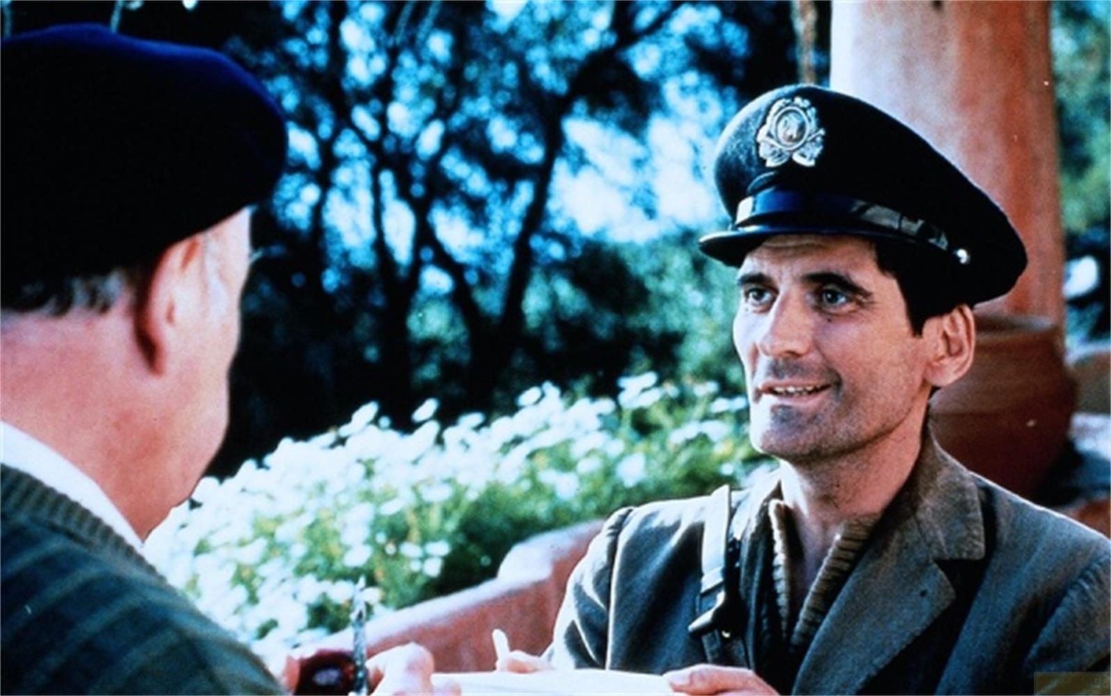 Un homme en uniforme et casquette parle à une personne de dos.