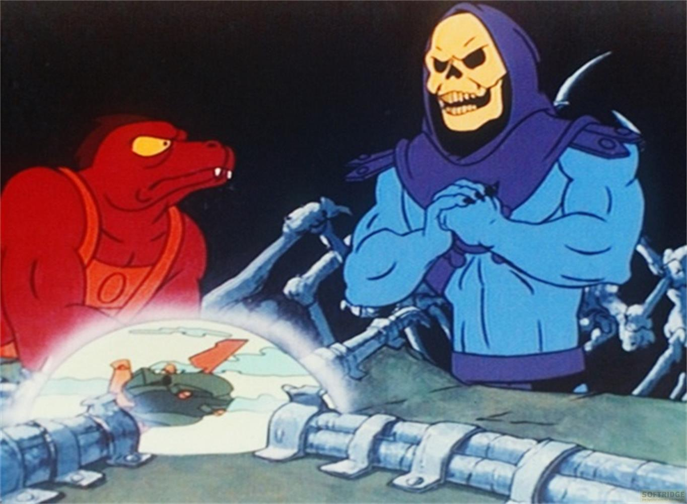 Ein roter Dinosaurier blickt auf Skeletor, der über ein hologrammartiges Bild blickt.