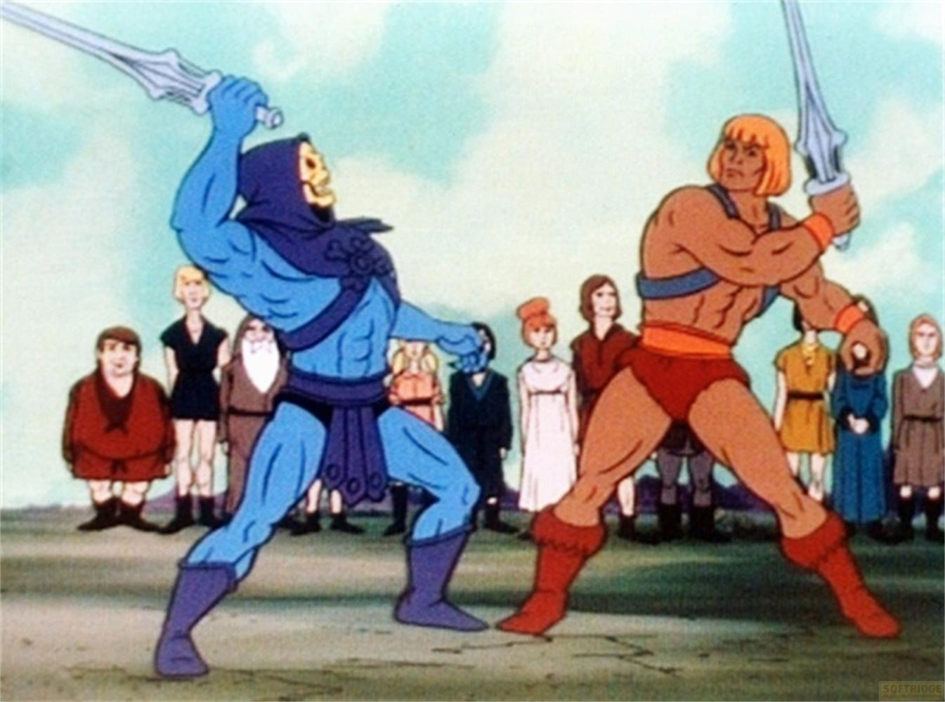 Skeletor und He-Man mit Schwertern im Kampf, umgeben von Zuschauern.
