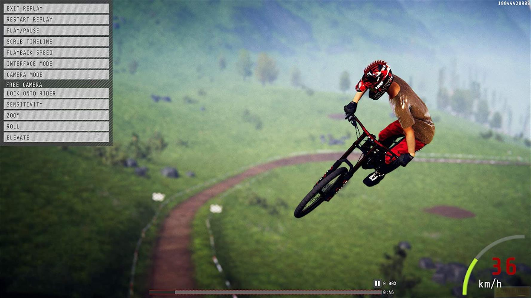 Ein Mountainbiker in der Luft mit roter Ausrüstung. Menü links, Landschaft im Hintergrund.