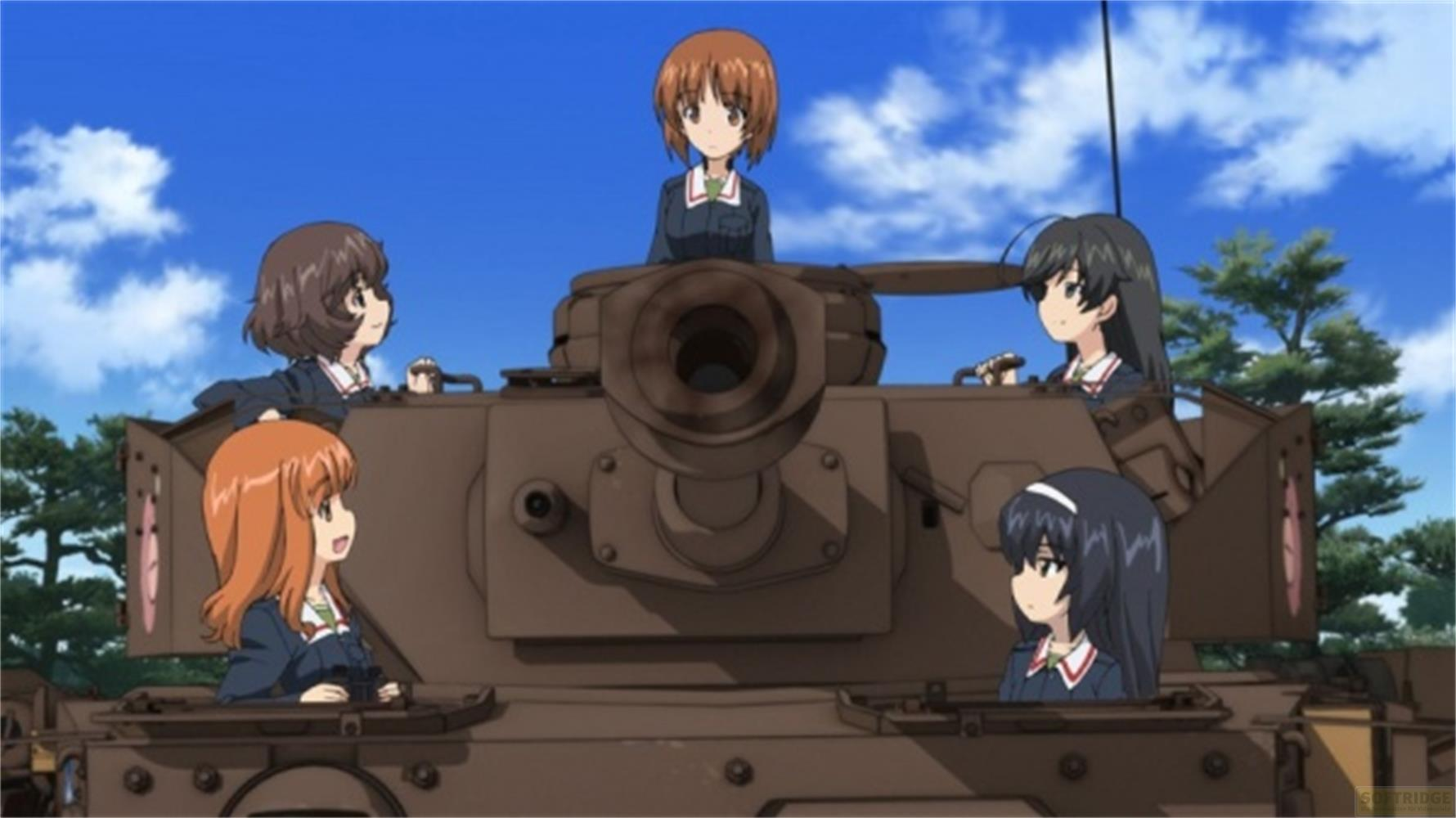 Cinque ragazze in uniforme su un carro armato, cielo blu e alberi sullo sfondo.
