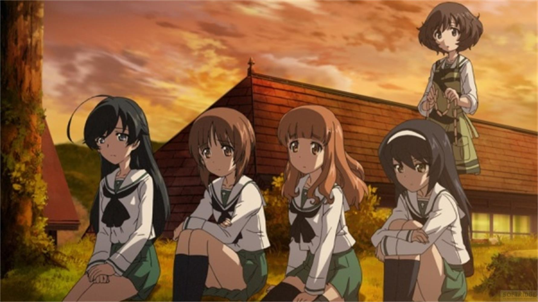 Cinque ragazze anime in uniforme scolastica siedono e stanno fuori da un edificio al tramonto.