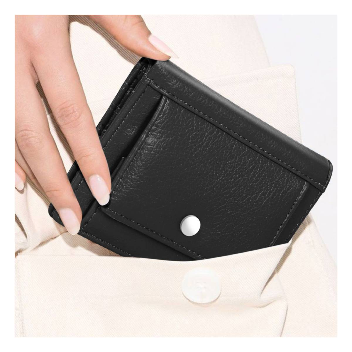 Una mano con uñas manicuradas pone una cartera de cuero negra en un bolsillo beige.