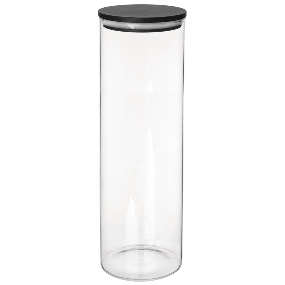 Un recipiente alto de vidrio transparente con tapa negra sobre fondo blanco.